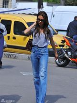 组图：贝嫂携子女团外出 小七亮黄衫卖萌抢镜