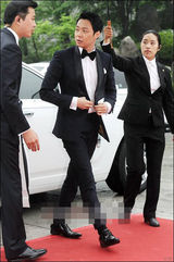 组图：朴有天现身百想西装笔挺帅气逼人