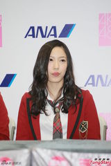 AKB48姐妹团旋风袭港 甜笑击掌粉丝乐翻天