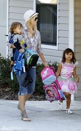 组图：伍兹前妻艾琳走出离婚阴影带子女过周末