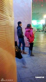 幻灯图：田亮携女伴逛街吃饭 简单打扮全程笑容不断