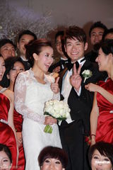 组图：梁靖琪黄敏豪婚宴众星捧场 先忙工作不急造人