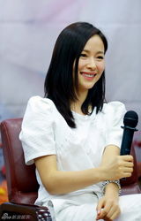 高清组图：江一燕纯美亮相校园 自曝招学长喜欢