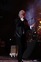 组图：空气补给乐队上海开唱 翻唱席琳-迪翁成名曲