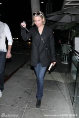 高清图：芮妮-齐薇格穿西装亮相 蹬麂皮鞋别样风情