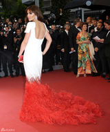 组图：《爱》戛纳首映 科尔白底红尾裙别具一格
