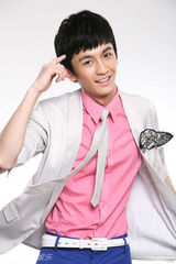 幻灯图：康飞新写真化身蝴蝶美男 讲述演员心态