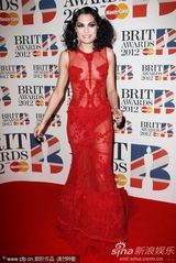 组图：Jessie J透视裙极尽诱惑 登台为火星哥颁奖