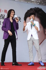 组图：萧敬腾帮擦保养品粉丝乐翻