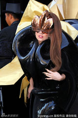 组图：Gaga香水发布变外星人 甩发险摔倒