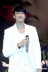 高清：何润东打造MV情感大片 亲手设计情侣内裤