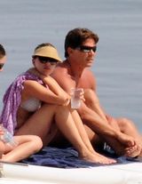 组图：斯嘉丽-约翰逊沙滩晒日光浴秀丰满身材