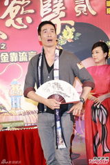 组图：邓萃雯不担心新剧收视 黄德斌横抱伍咏薇