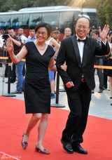 组图：《精忠岳飞》将播 黄晓明拄拐亮相红毯