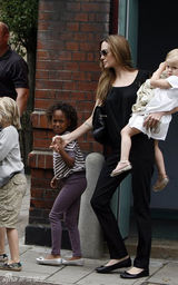 组图：朱莉单手抱女展辣妈本色 皮特休闲装帅气