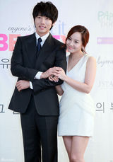 高清组图：韩星柳真结婚记者会 与老公甜蜜大秀恩爱