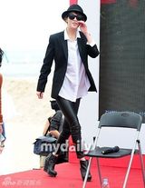 组图：金宣儿中性风亮相釜山 西装黑超帅酷