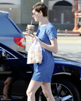 组图：安妮-海瑟薇街拍 牛仔连衣裙搭黑靴