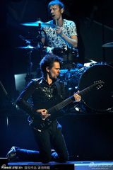 组图：Muse乐队摇滚不断电 High翻全英音乐奖