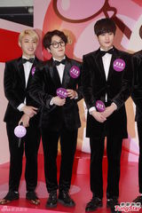 组图：韩团Block B亲民袭港 成员朴经疯狂送抱