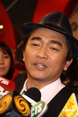 组图：侯佩岑知性装现身 承认订婚否认结婚怀孕