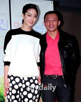 组图：桂纶镁赴韩宣传影片《女朋友男朋友》