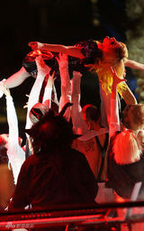 幻灯图集：Lady GaGa新年演出 脖子带血疑受伤