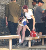 组图：暮光女搭狼人泰勒玩棒球热裤秀美腿