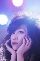 组图：黄馨可卖萌写真曝光 乱发彰显颓废气质