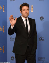 组图：金球奖后台 本-阿弗莱克黑色西装挥手