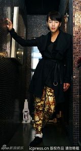 组图：韩星张根硕帅气拍写真 虎纹裤子霸气外露