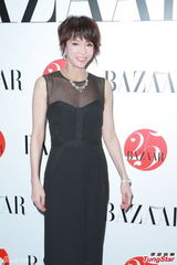 组图：刘嘉玲薄纱高开叉裙性感 谈梅姑遗物拍卖