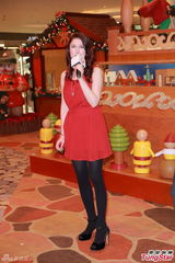 组图：海莉-韦斯特娜访港 红裙亮相展歌喉