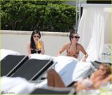 组图：赛琳娜与闺蜜海滩度假 比基尼秀诱人酥胸