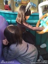 组图：王诗龄Kimi游迪士尼 网友大呼青梅竹马