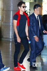 组图：韩星Rain现身机场飞上海 红衫红鞋抢眼