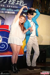 组图：严爵首次挑战配音 获小甜甜示爱