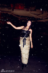 组图：李桃藏装新穿混搭风 飞雪中亮相布达拉宫