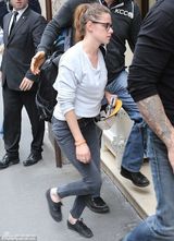 组图：暮光女素面朝天下榻酒店 两眼放空无神