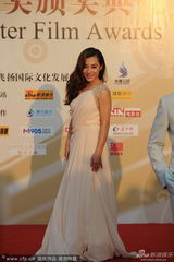 组图：刘璇斜肩美裙性感 任泉卖萌搞笑