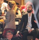 组图：性感女星斯嘉丽与前男友牵手热聊疑旧情复萌