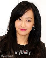 组图：韩团f(x)为品牌站台 宋茜优雅雪莉甜美