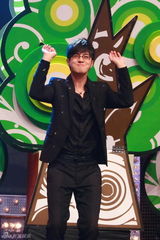 高清图：罗志祥遭翻版蔡依林索吻 被熊抱手足无措