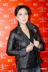 组图：刘嘉玲亮相上海 皮衣搭配牛仔短裤秀美腿