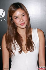 组图：模特前辈乐基儿评嫩模 忙发展珠宝副业