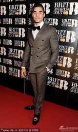 组图：2013全英音乐奖男星帅气亮相红毯