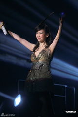 周慧敏澳门个唱秀热舞 娇美容颜演绎不老传说(图)