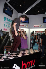 组图：Greyson难忘北京烤鸭 香港会歌迷惹混乱