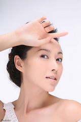 组图：郭金“抛头露面”做慈善 裸妆大片似女神 