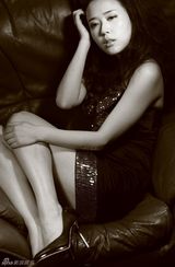 高清图：颜丹晨演绎时尚黑白复古写真 玩转时光倒影